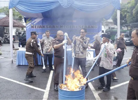 Suasana pemusnahan barang bukti di halaman Kantor Kejari Serang. (Sumber: Dok. Kejari Serang)