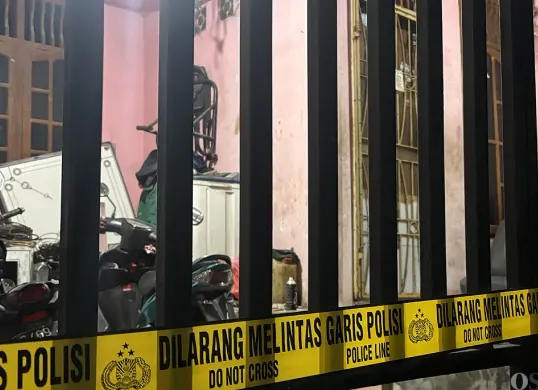 Garis polisi dipasang di TKP pria gantung diri di Perumahan Bogor Asri, Kelurahan Nanggewer, Kecamatan Cibinong, Kabupaten Bogor. (Sumber: POSKOTA | Foto: Giffar Rivana)