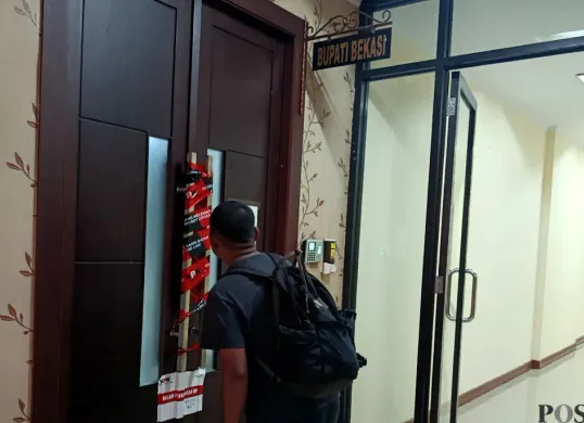 Ruang Bupati Bekasi, Ade Kuswara Kunang, disegel KPK usai dikabarkan terjaring OTT di wilayah Jakarta-Bekasi. (Sumber: POSKOTA | Foto: Nurpini Aulia Rapika)