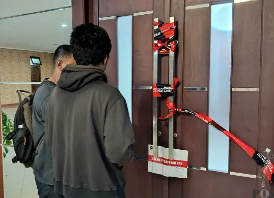 Ruang kerja Bupati Bekasi, Ade Kuswara Kunang, disegel KPK usai terjaring Operasi Tangkap Tangan (OTT). (Sumber: POSKOTA | Foto: Nurpini Aulia Rapika)