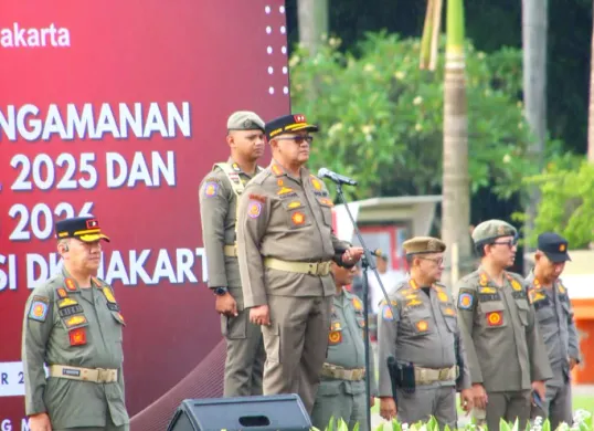 Satpol PP DKI Jakarta saat menggelar apel gelar pasukan kesiapan pengamanan menjelang Hari Raya Natal 2025 dan Tahun Baru 2026 di Monas Sisi Selatan, Jakarta Pusat, pada Kamis, 18 Desember 2025. (Sumber: Kominfotik Satpol PP Jakarta)