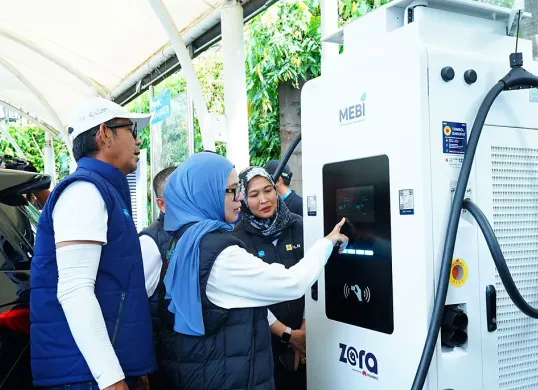 GM PLN UID Jakarta Raya, Moch. Andy Adchaminoerdin (kiri), meninjau langsung operasional SPKLU dengan melakukan simulasi pengisian daya kendaraan listrik. (Sumber: Dok. PLN UID Jakarta Raya)