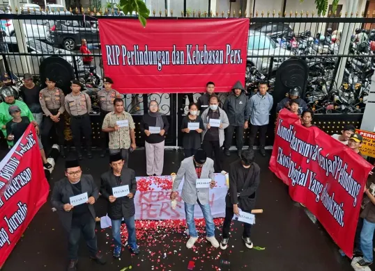 Massa dari Gerakan Perlindungan dan Kebebasan Pers gelar aksi di Komdigi tuntut kebebasan pers, Jumat, 19 Desember 2025. (Sumber: Istimewa)