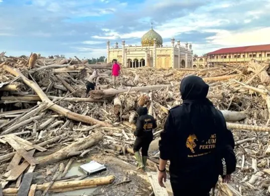 Aturan resmi pemanfaatan kayu gelondongan banjir Sumatera telah dikeluarkan. Untuk rehabilitasi korban, masyarakat boleh memanfaatkan dengan koordinasi pemda setempat. (Sumber: X/@misallnya)