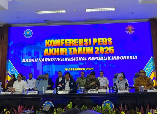Kepala BNN RI Komjen Pol Suyudi Ario Seto beserta lembaga Aparat Penegak Hukum lain konferensi pers akhir tahun 2025 di Gedung BNN RI, Jakarta Timur, Jumat, 19 Desember  2025. (Sumber: Poskota/Angga Pahlevi)