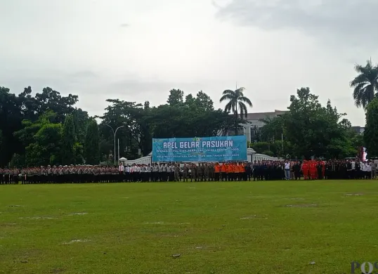 Personel ikuti apel gelar pasukan Operasi Lilin Lodaya 2025 di Lapangan Tegar Beriman, Cibinong, Jumat 19 Desember 2025. (Sumber: Poskota/Giffar Rivana)