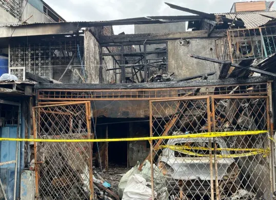 Kondisi bangunan terbakar di Jalan Lindung Blok R3 No. 16 RT 01/12, Kelurahan Pejagalan, Kecamatan Penjaringan, Jakarta Utara, Jumat, 19 Desember 2025. (Sumber: Poskota/Pandi Ramedhan)
