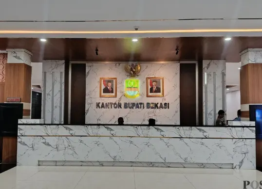 Suasana kantor Pemkab Bekasi seusai Bupati Ade Kuswara Kunang terjaring OTT KPK, Jumat, 19 Desember 2025. (Sumber: Poskota/Nurpini Aulia Rapika)