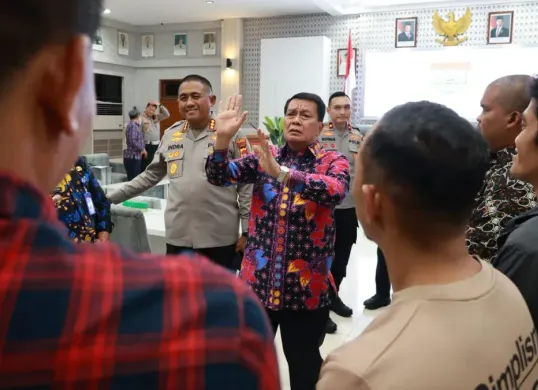 Bupati Tangerang, Moch Maesyal Rasyid saat rapat bersama Forkompinda tentang operasional truk tambang jelang Nataru, Kamis, 18 Desember 2025. (Sumber: Dok. Pemkab Tangerang)