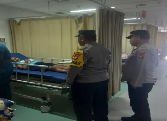 Petugas kepolisian melakukan pengecekan terhadap ibu muda yang mencoba bunuh diri usai cekcok dengan suami. (Sumber: Istimewa)