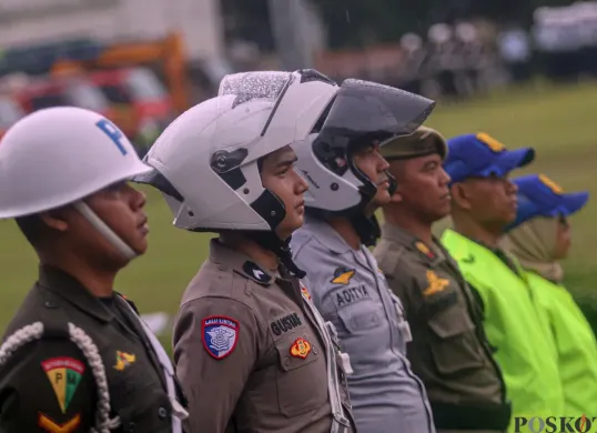 Petugas gabungan bersama Supeltas saat melakukan apel pasukan Operasi Lilin Lodaya di Lapangan Tegar Beriman, Cibinong, Jumat 19 Desember 2025. (Sumber: Poskota/Giffar Rivana)