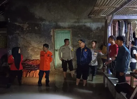 Petugas BPBD dan Polsek Ciruas memonitor ketinggian air dampak intensitas curah hujan tinggi. (Sumber: Polsek Ciruas)