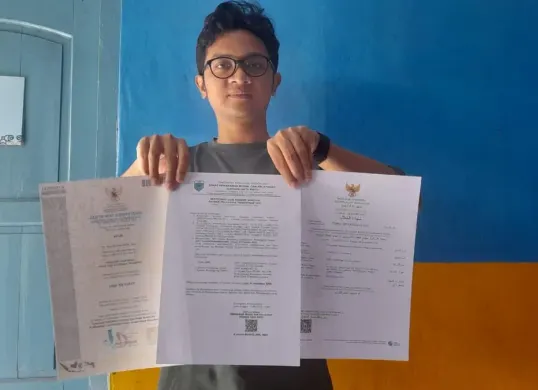 Pengelola dapum MBG pada SPPG Pandeglang Labuan, saat menunjukan beberapa sertifikat SPPG. (Sumber: Dok. SPPG Pandeglang Labuan)