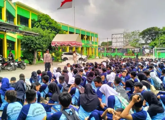 Anggota Bhabinkamtibmas saat memberikan imbauan kepada pelajar di wilayah Kota Tangerang. (Sumber: Dok. Polres Metro Tangerang Kota)