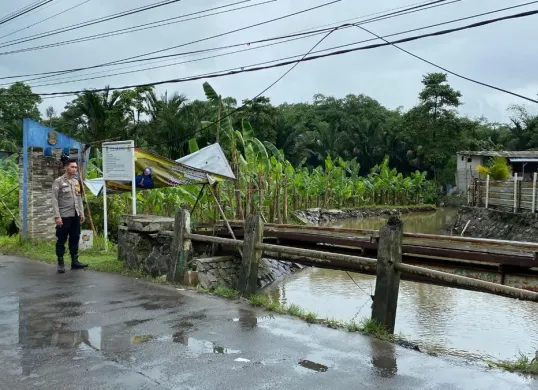 Anggota Polsek Panongan saat melakukan pengecekan debit air aliran Sungai Cirarab, Kabupaten Tangerang. (Sumber: Dok. Polsek Panongan)