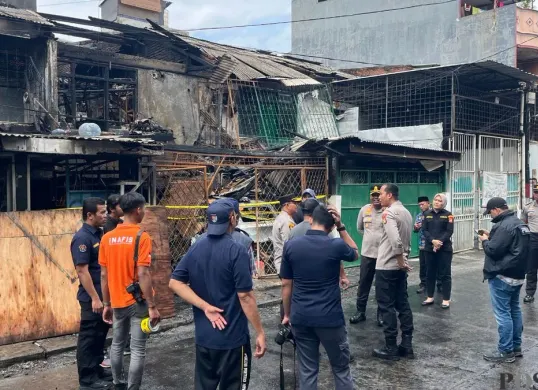 Kondisi rumah sekaligus gudang aksesoris di Jalan Lindung Pasar Baru, Pejagalan, Penjaringan, Jakarta Utara, yang menewaskan lima orang, Jumat, 19 Desember 2025. (Sumber: Poskota/Pandi Ramedhan)
