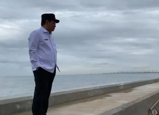Gubernur Jakarta Pramono Anung saat meninjau pembangunan tanggul pengaman pantai atau NCICD di kawasan Ancol Barat, Pademangan, Jakarta Utara, pada Jumat, 19 Desember 2025. (Sumber: Poskota/M. Tegar Jihad)
