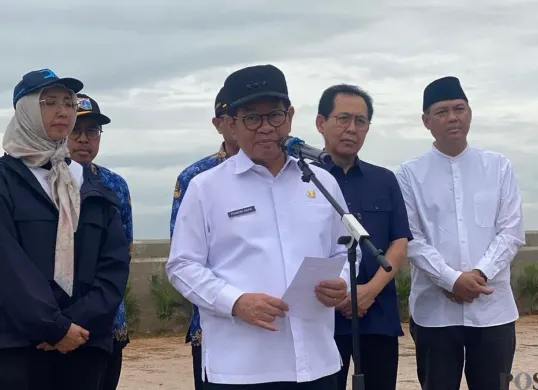 Gubernur Jakarta Pramono Anung saat menyampaikan pernyataan kepada awak media di Ancol, Jakarta Utara, Jumat, 18 Desember 2025. (Sumber: Poskota/M. Tegar Jihad)