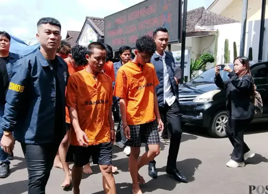 Anggota Satreskrim Polres Cimahi, menggelandang para geng motor, Jumat 19 Desember 2025. (Sumber: Poskota/Gatot Poedji Utomo)