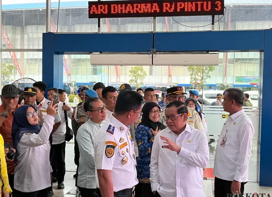Gubernur Jakarta Pramono Anung saat meninjau Terminal Pulo Gebang, Jakarta Timur, Jumat, 19 Desember 2025. (Sumber: Poskota/M. Tegar Jihad)