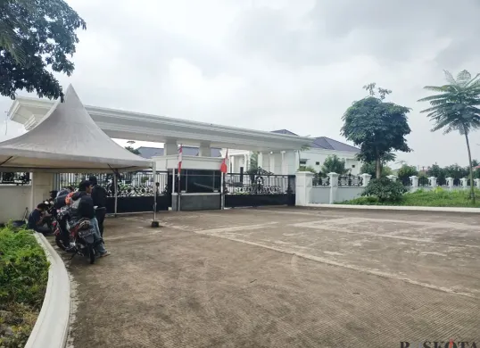 Suasana rumah pribadi Bupati Bekasi Ade Kuswara Kunang, tampak sepi dan dijaga oleh belasan Satpol PP usai terjaring OTT KPK. (Sumber: Poskota/Nurpini Aulia Rapika)