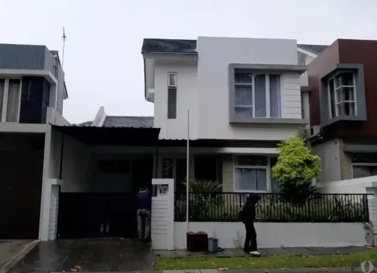 Penampakan rumah dinas Kajari Kabupaten Bekasi yang disegel KPK usai Operasi Tangkap Tangan (OTT). (Sumber: Poskota/Nurpini Aulia Rapika)