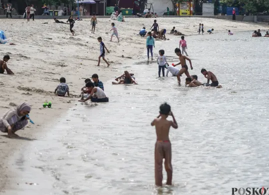 Ilustrasi pengunjung Pantai Taman Impian Jaya Ancol. (Sumber: Poskota/Bilal Nugraha Ginanjar)