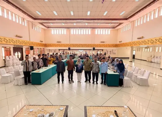 Workshop Peningkatan Kapasitas Guru Ngaji dan Penyerahan Stimulan Insentif Tahun 2025 yang digelar Pemkot Cirebon bersama LPTQ di Islamic Center Kota Cirebon, diikuti puluhan guru ngaji dari seluruh kelurahan. (Sumber: Istimewa)