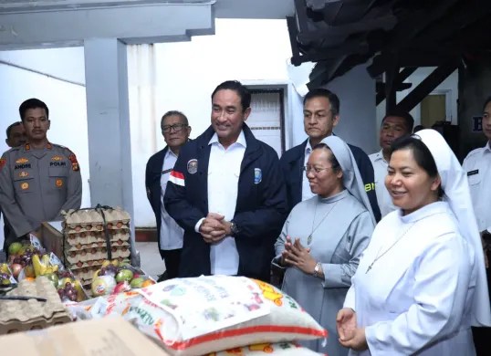 Kepala BNN RI bersama jajaran menyerahkan bantuan dalam kegiatan bakti sosial Natal di Panti Asuhan Vincentius Putra, Jakarta Pusat, sebagai bentuk kepedulian dan kebersamaan menyambut perayaan Natal. (Sumber: Biro Humas dan Protokol BNN)