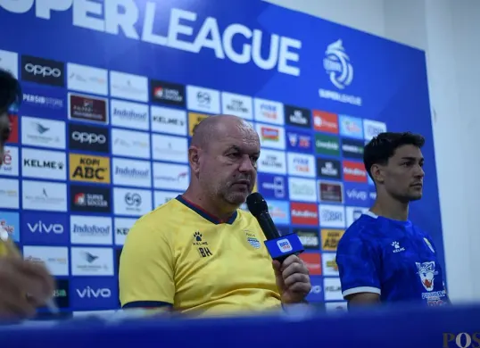 Pelatih Persib, Bojan Hodak (tengah), menyampaikan keterangan pers kepada wartawan di media center Stadion GBLA, Kota Bandung, Sabtu, 20 Desember 2025. (Sumber: POSKOTA | Foto: Gatot Poedji Utomo)