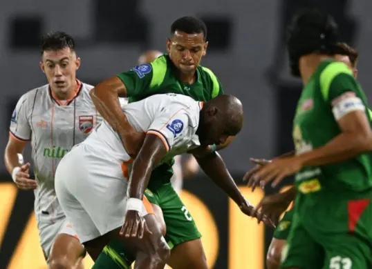 Borneo FC masih kokoh di puncak klasemen Super League 2025/2026 walau imbang dengan Persebaya. (Sumber: Instagram/@borneofc.id)