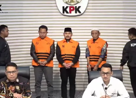 KPK menetapkan Bupati Bekasi Ade Kuswara Kunang, ayahnya, dan pihak swasta sebagai tersangka kasus suap di Gedung Merah Putih, Kelurahan Guntur, Kecamatan Setiabudi, Jakarta Selatan, Sabtu, 20 Desember 2025. (Sumber: Dok. YouTube KPK)