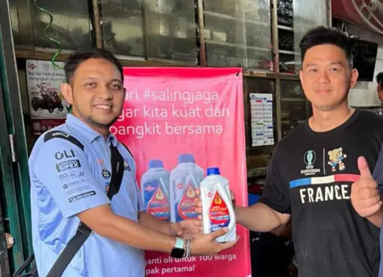 Federal Oil menyalurkan bantuan pakaian dan layanan ganti oli gratis. (Sumber: Dok. PT EMLI)