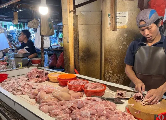 Pedagang daging ayam di Pasar Tomang Barat, Grogol Petamburan, Jakarta Barat, Sabtu, 20 Desember 2025. (Sumber: Poskota/Pandi Ramedhan)