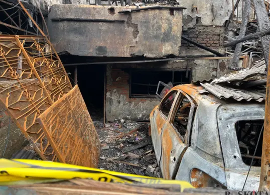 Kondisi rumah dan gudang aksesoris di Pejagalan, Penjaringan, Jakarta Utara, yang terbakar dan menewaskan lima orang, Sabtu, 20 Desember 2025. (Sumber: Poskota | Foto: Pandi Ramedhan)