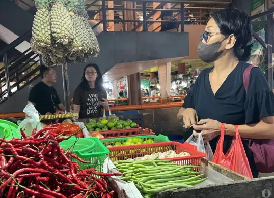 Aktivitas niaga di Pasar Tomang Barat, Tanjung Duren Selatan, Grogol Petamburan, Jakarta Barat, Sabtu, 20 Desember 2025. (Sumber: Poskota/Pandi Ramedhan)