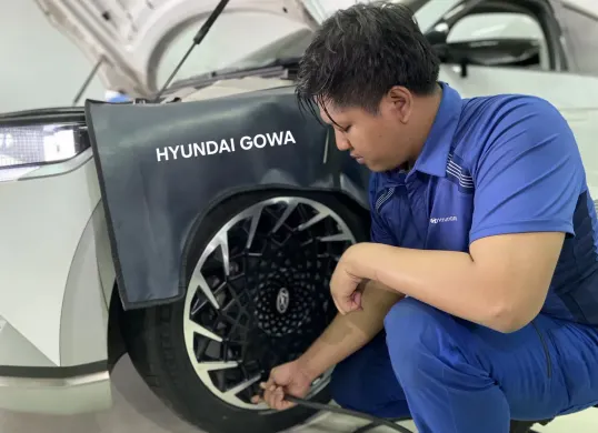 Ilustarasi pengecekan mobil listrik sebelum perjalanan liburan. (Sumber: Hyundai Gowa)