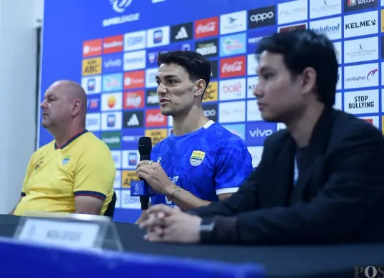 Bek Persib, Federico Barba (tengah) saat menyampaikan keterangan pers jelang laga kontra Bhayangkara FC. (Sumber: POSKOTA | Foto: Gatot Poedji Utomo)