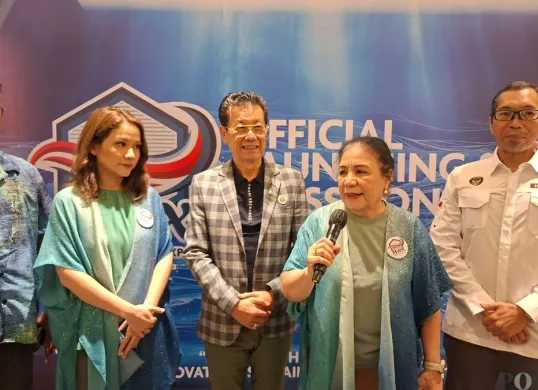 Inisiator MAX, Nunung beserta beberapa dari Kadin dan pengusaha saat peluncuran di kawasan Melawai, Jakarta Selatan, Jumat, 19 Desember 2025. (Sumber: Poskota/Angga Pahlevi)