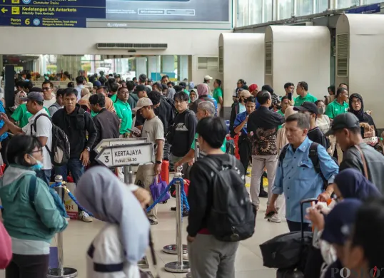 Arus Mudik Natal di Stasiun Pasar Senen