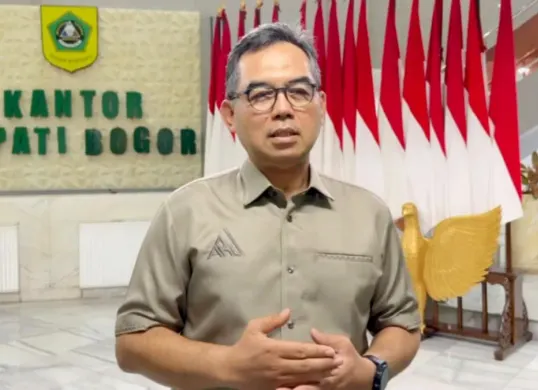 Sekertaris Daerah (Sekda) Kabupaten Bogor, Ajat Rochmat Jatnika memberikan keterangan pers terkait pemecatan dua ASN Disdik yang berselingkuh. (Sumber: Istimewa)