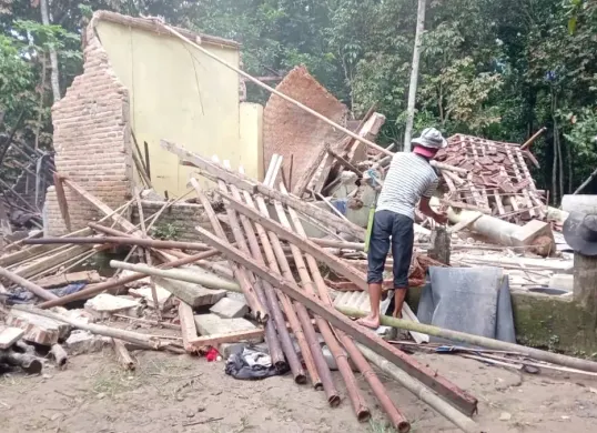 Salah satu rumah warga di Cikulur, Kabupaten Lebak, ambruk akibat bencana pergerakan tanah. (Sumber: Istimewa)