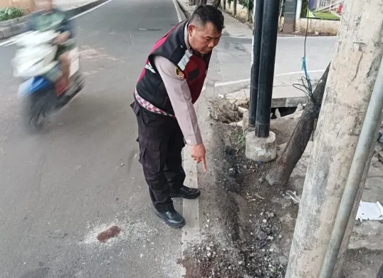 Petugas polisi menunjukkan TKP kecelakaan yang dipicu cekcok antarpengendara dan menewaskan satu orang di Jalan Ciledug Raya, Petukangan Selatan, Jakarta Selatan, Minggu, 21 Desember 2025. (Sumber: Dok. Polres Pesanggrahan)