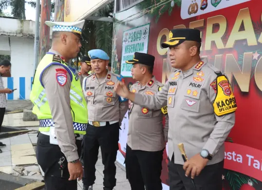 Kapolresta Tangerang, Kombes Pol Andi Muhammad Indra Waspada Amirullah (kanan), saat melakukan pengecekan posko Nataru. (Sumber: Dok. Humas Polresta Tangerang)