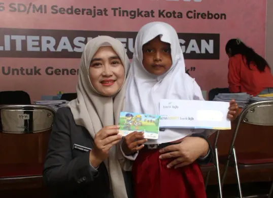 Wakil Wali Kota Cirebon, Siti Farida Rosmawati meresmikan peluncuran Kartu Idola Pendidikan (KIP) Daerah pada Jumat, 19 Desember 2025. (Sumber: Humas Pemkot Cirebon)