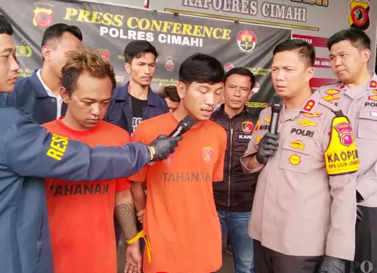 Kapolres Cimahi AKBP Niko N Adi Putra menanyai tersangka untuk memastikan apa motif dibalik penyerangan terhadap orang tak berdosa. (Sumber: Poskota/Gatot Poedji Utomo)