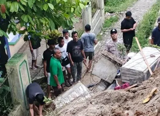 Sejumlah warga dan petugas BPBD Lebak saat melakukan penanganan bencana longsor. (Sumber: Istimewa)