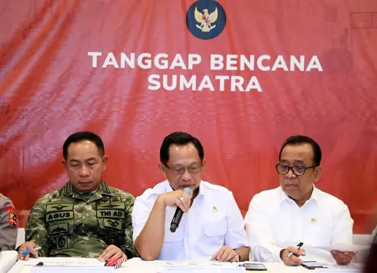 Sikap Mendagri, Tito Karnavian (tengah). (Sumber: Puspen Kemendagri)