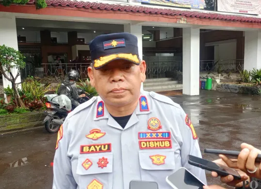 Kepala Dishub Kabupaten Bogor, Bayu Ramawanto memberikan keterangan pers soal penghentian sementara operasional angkot di Jalur Puncak pada libur Nataru 2025/2026. (Sumber: Poskota/Giffar Rivana)