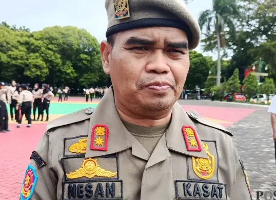 Kepala Satpol PP Kota Bekasi, Nesan Sujana, sebut pihaknya akan melakukan penyisiran terhadap sejumlah industri penginapan jelang Nataru. (Sumber: Poskota/Nurpini Aulia Rapika)